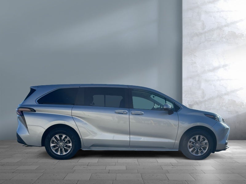 2025 Toyota Sienna LE